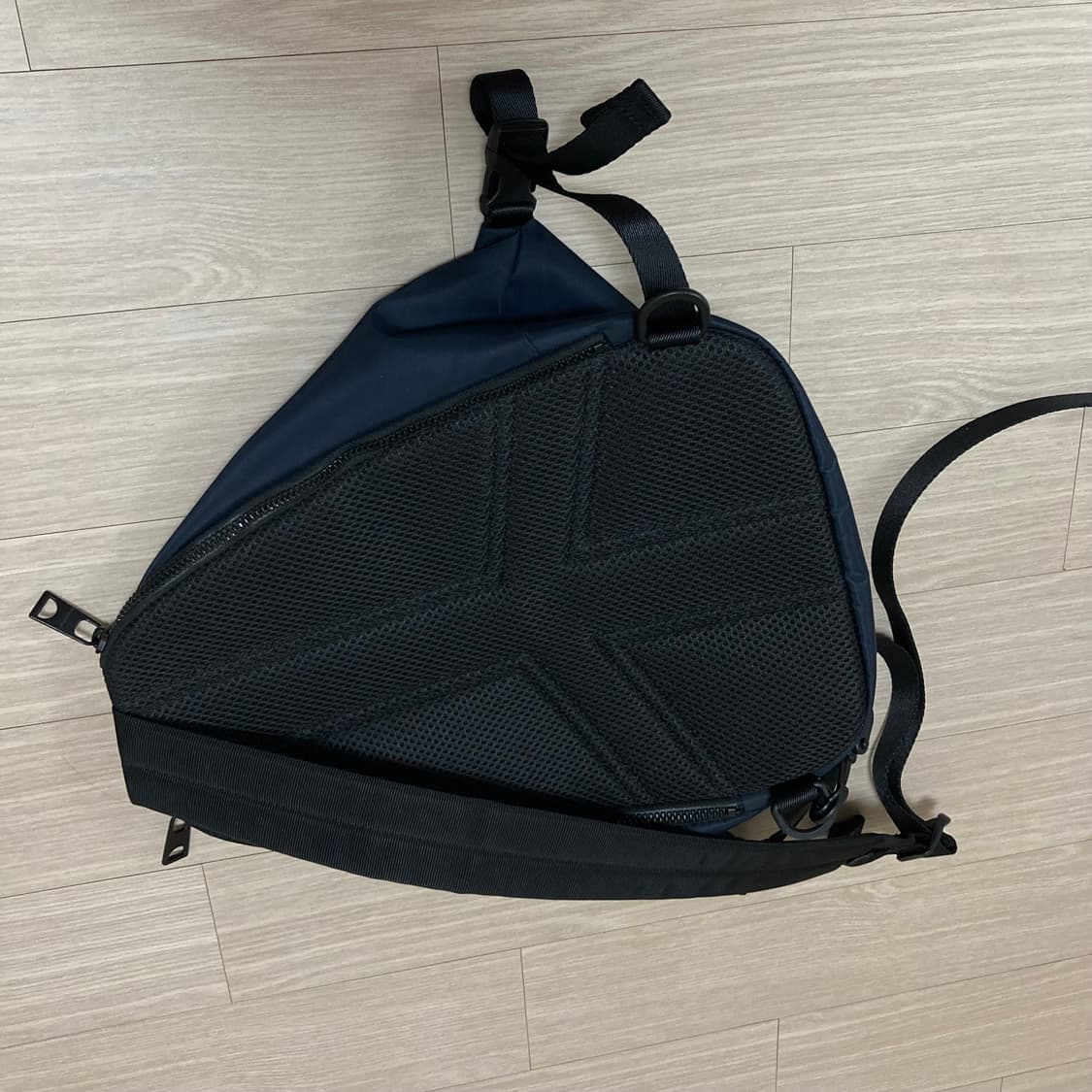 오니츠카 타이거 미니백팩 네이비 상품이미지2