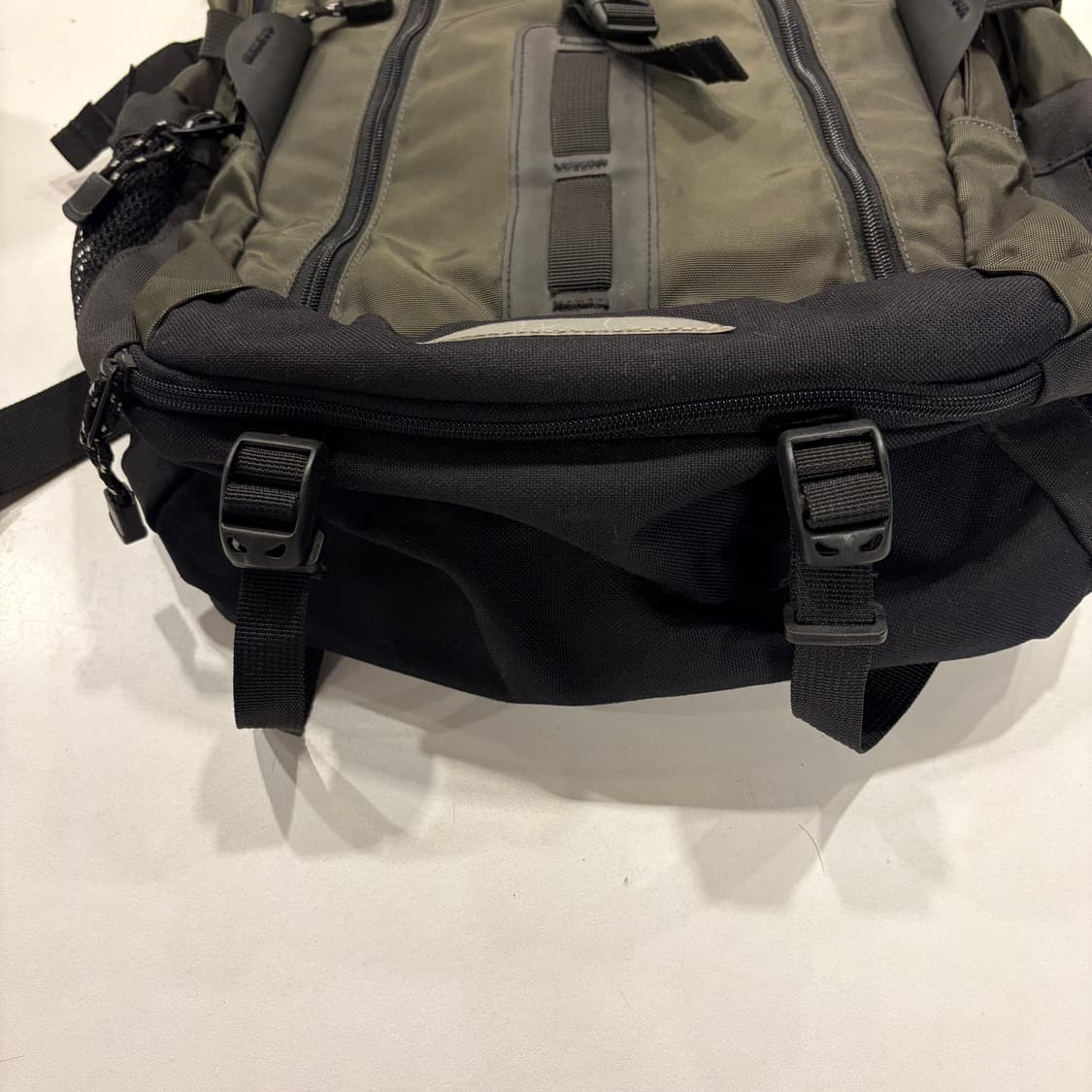 노스페이스 Surge 백팩 블랙/카키 상품이미지4