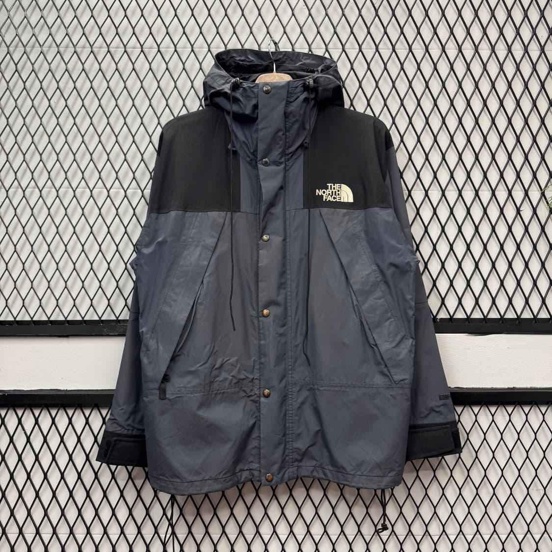 90s 노스페이스 올드스쿨 마운틴파카 하이넥 고어텍스 그레이 블랙 상품이미지1