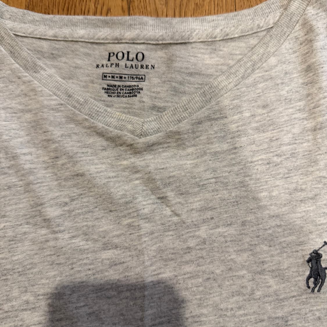 폴로 랄프로렌 그레이 컬러 브이넥 티셔츠 상품이미지2