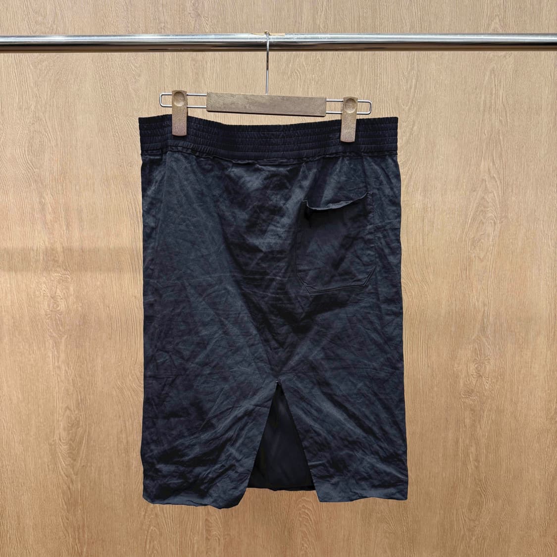 아크네 스튜디오 크링클 밴딩 미디스커트 후면 포켓 디테일 유광 블랙 상품이미지3