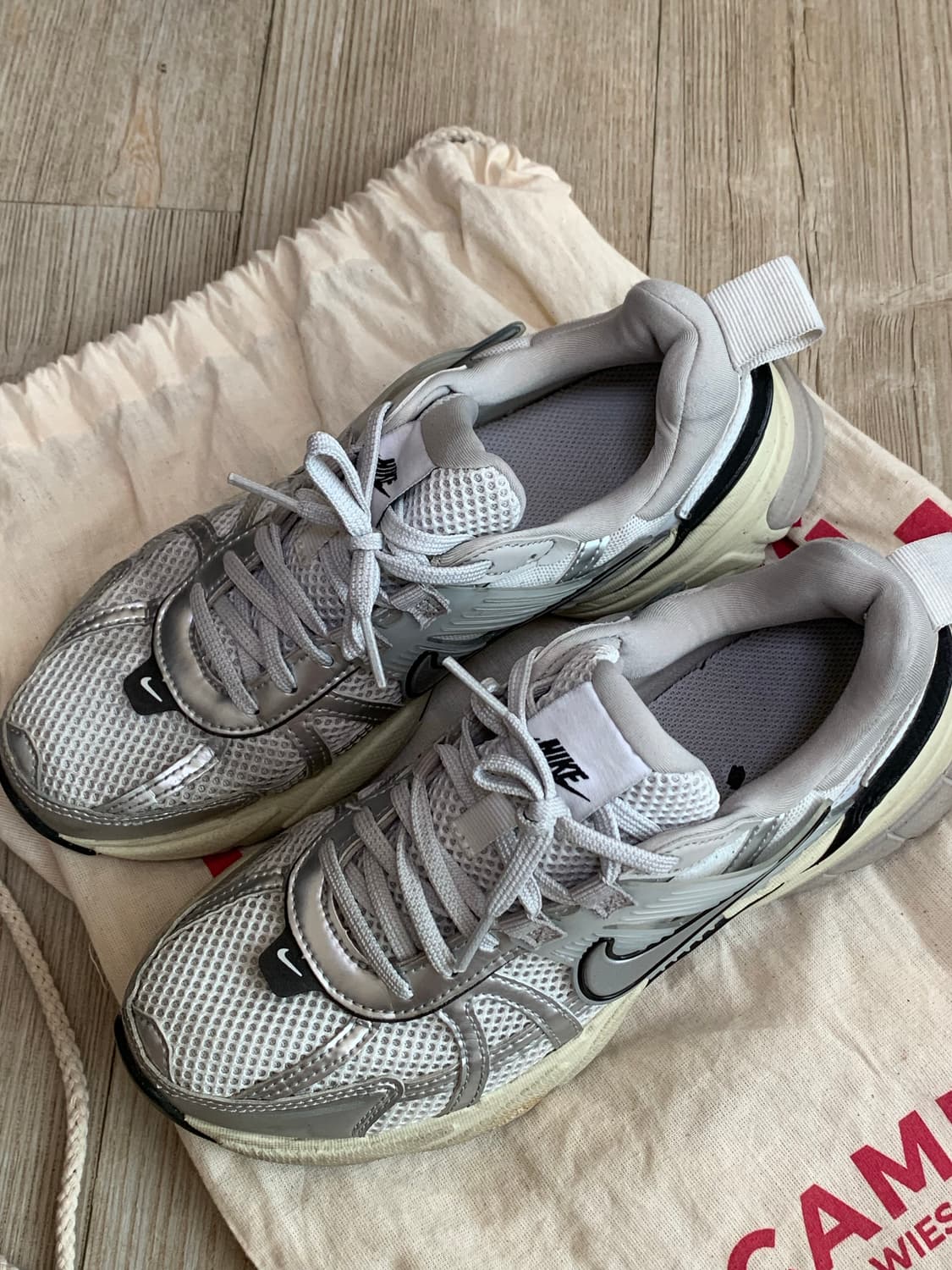 나이키 V2K 런 W 아이언 화이트:메탈릭 실버 상품이미지4