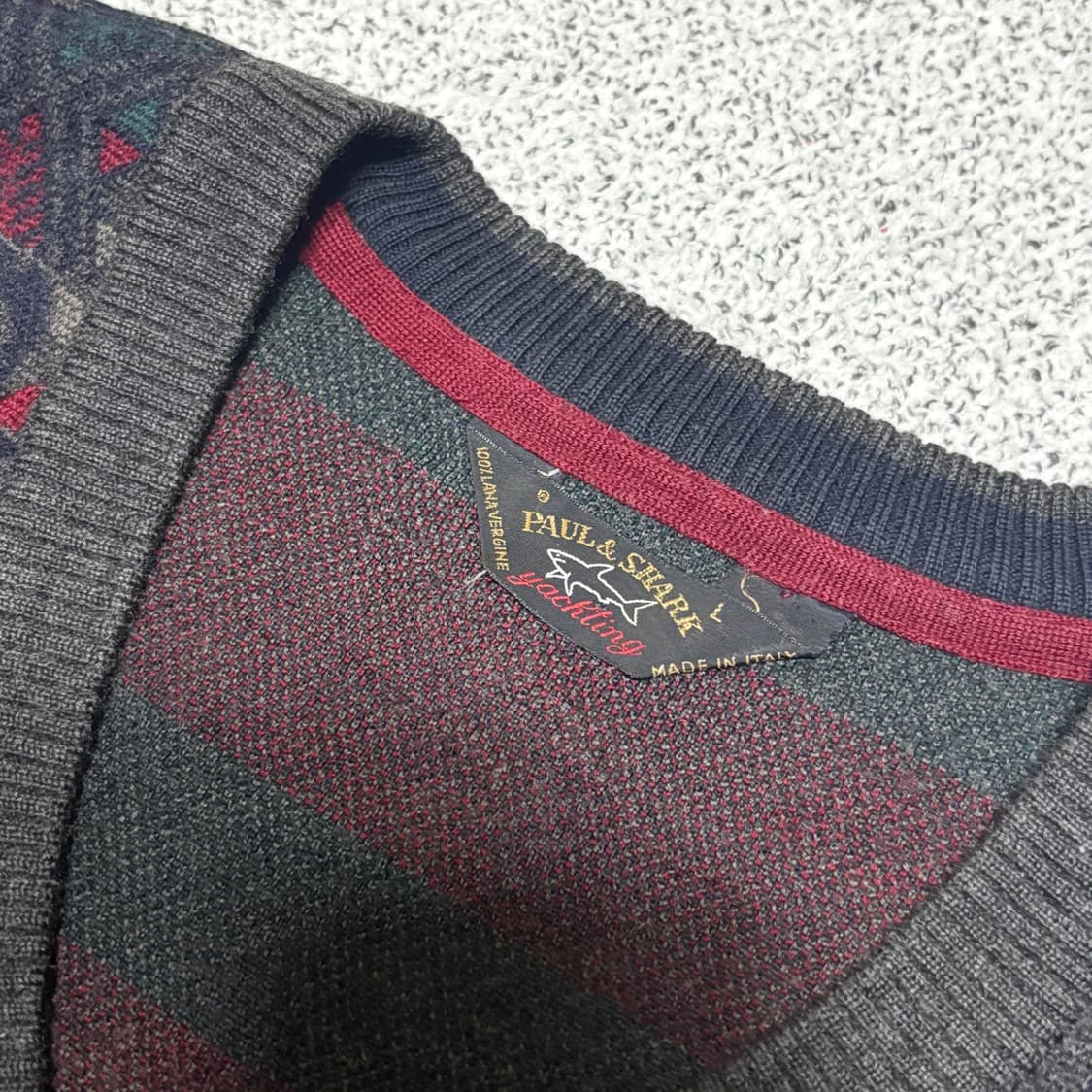 폴앤샤크 빈티지 패턴 브이넥 니트 상품이미지2