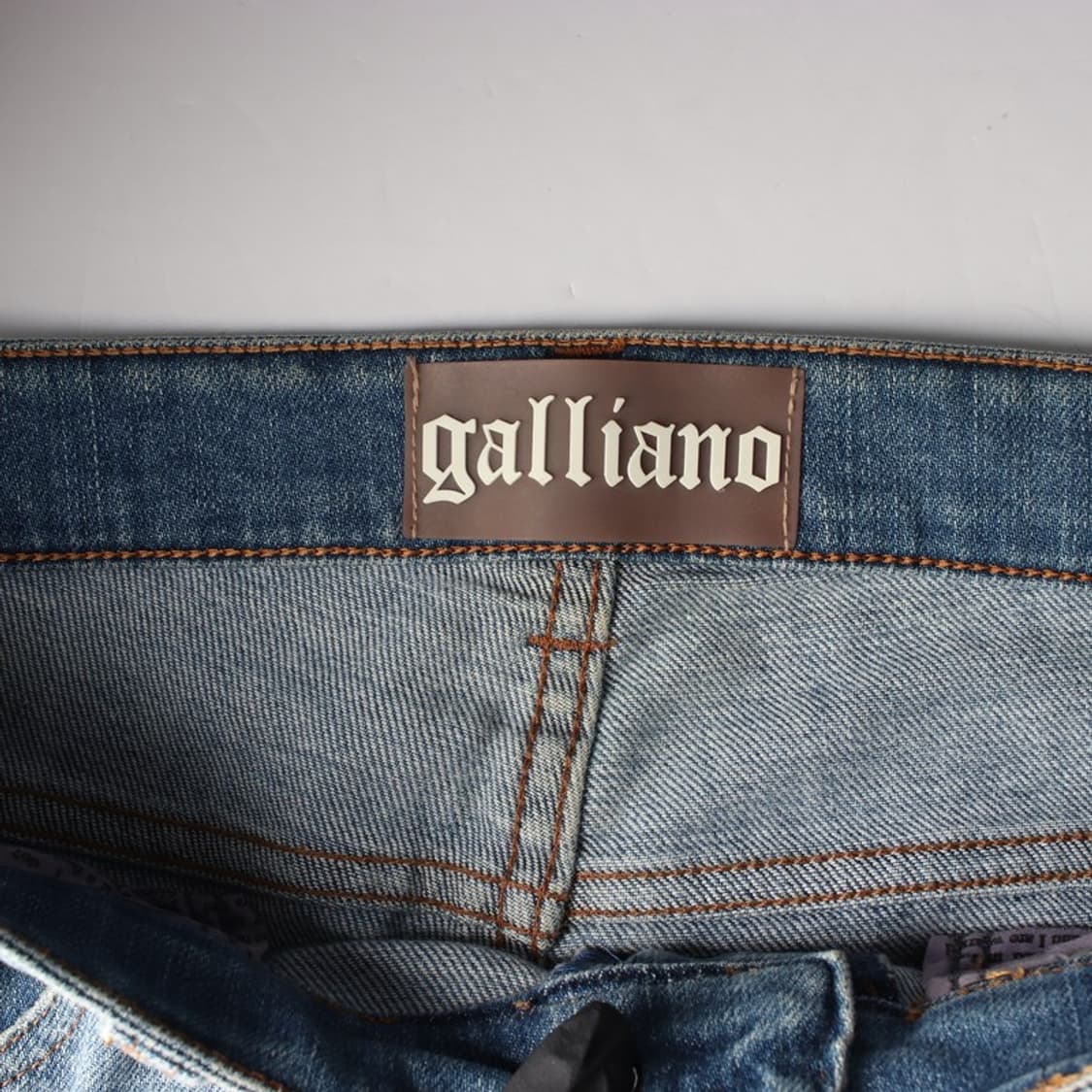 존 갈리아노 커브드 디스트레스드 블리치 데님 상품이미지6