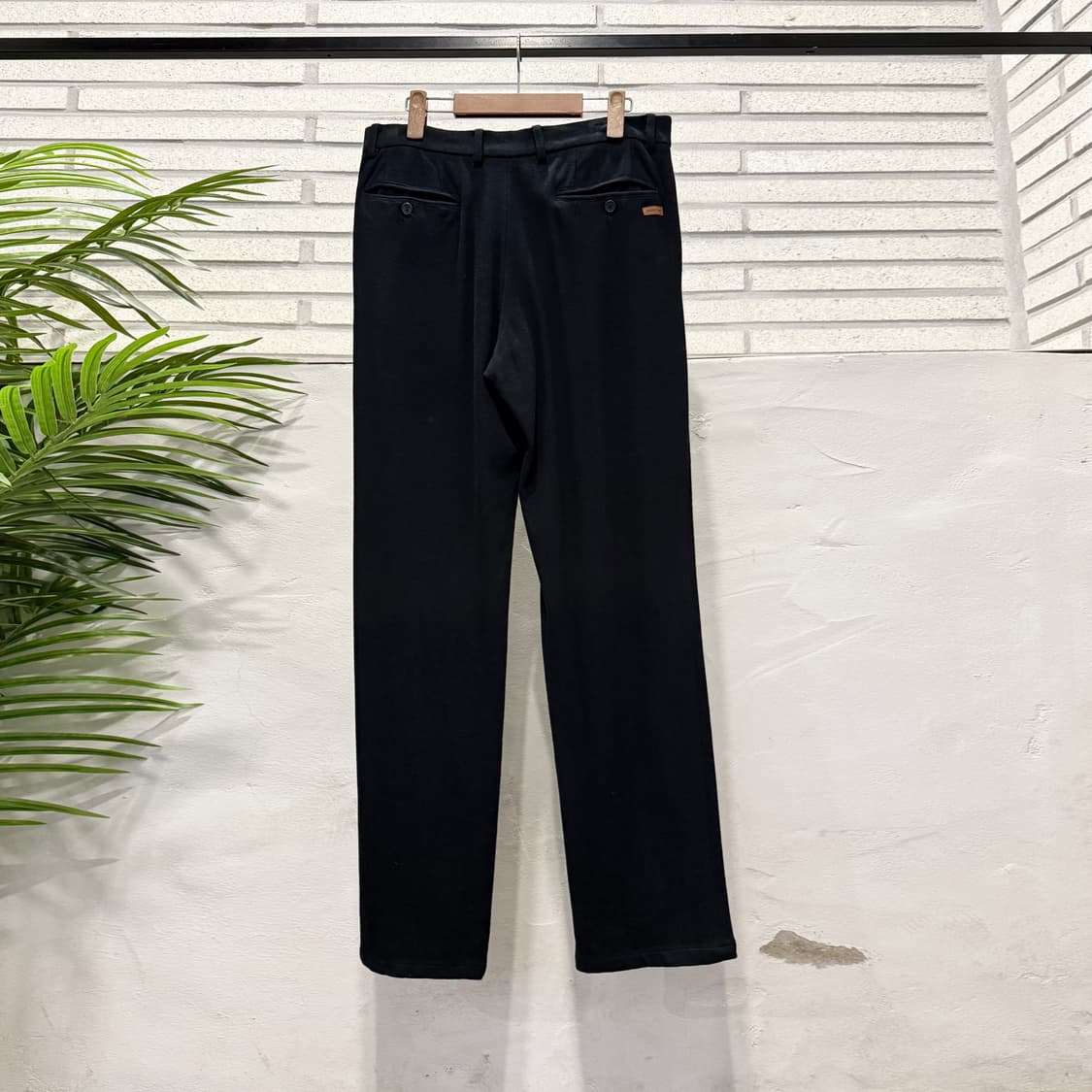 Golden Bear 골든베어 클래식핏 스판 슬랙스 핀턱 디테일 블랙 상품이미지3