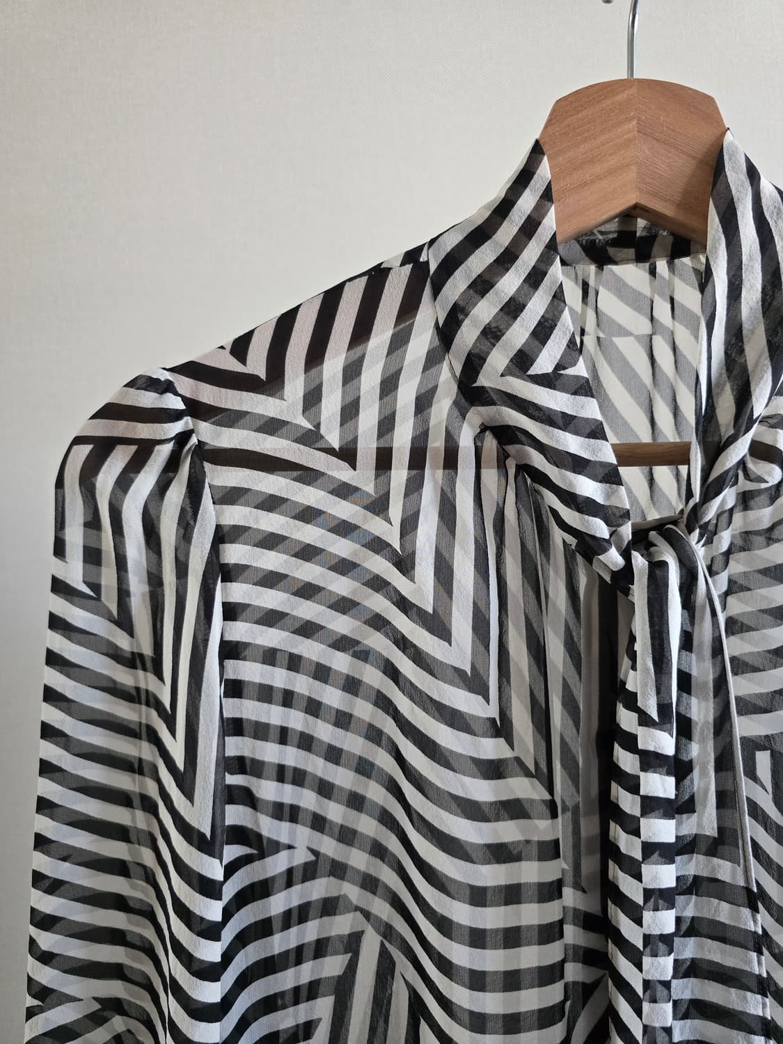 Vingt-Trois Silk Scarf-Tie Blouse  상품이미지2