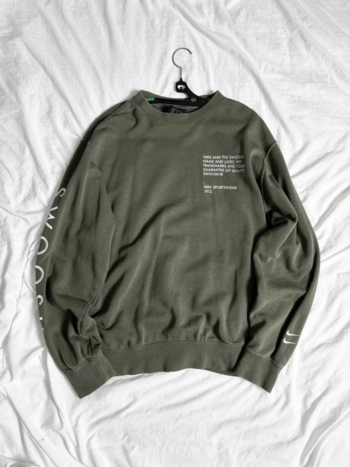 나이키 스우시 카키 레터링 맨투맨 상품이미지1