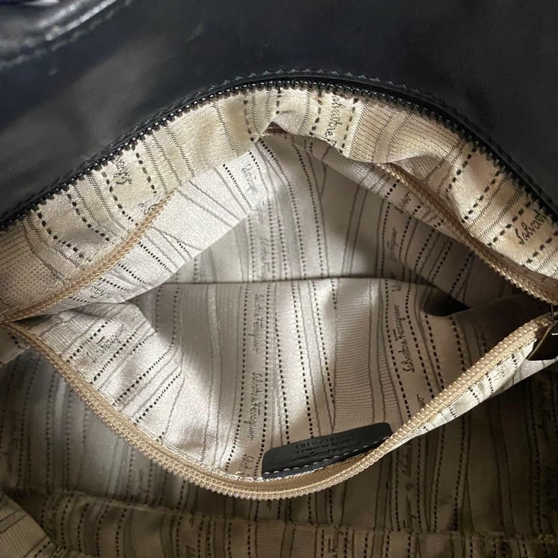 페라가모 가죽 버클 토트백 상품이미지8