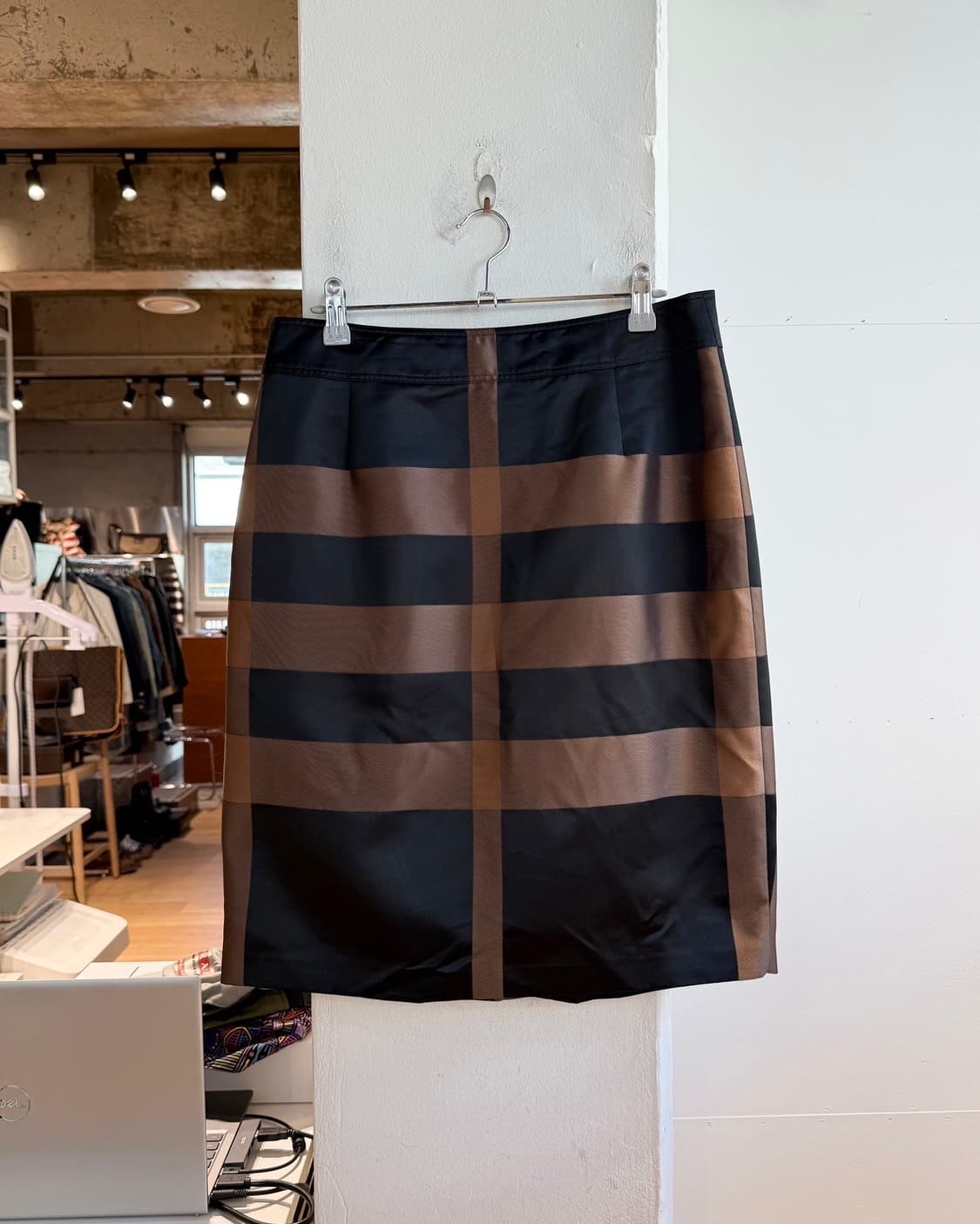 버버리 블랙 체크 쿠프로 미디스커트  상품이미지5