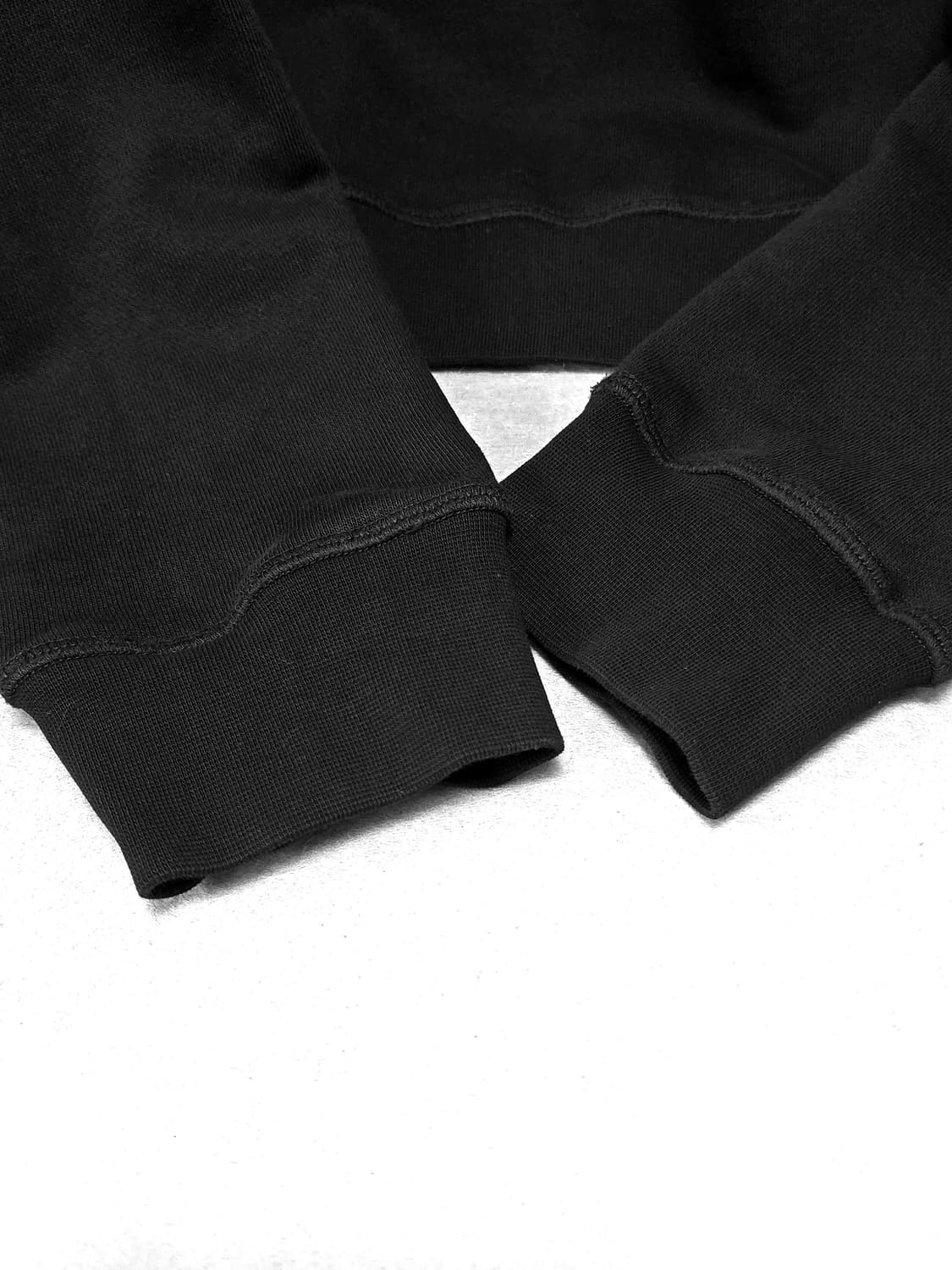 우영미 스퀘어라벨 블랙 스웻셔츠 맨투맨 상품이미지5