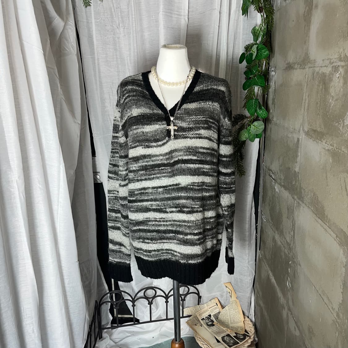 고스펑크 브이넥 단가라 니트 상품이미지2