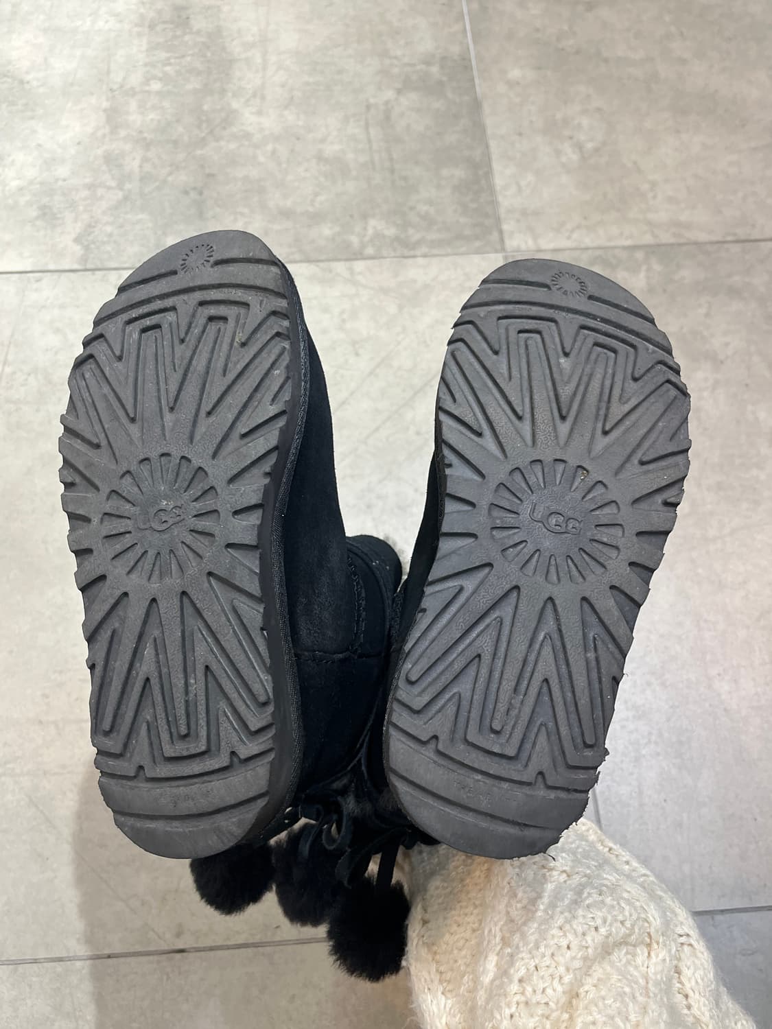 Ugg 리본 폼폼이 블랙 부츠 상품이미지8