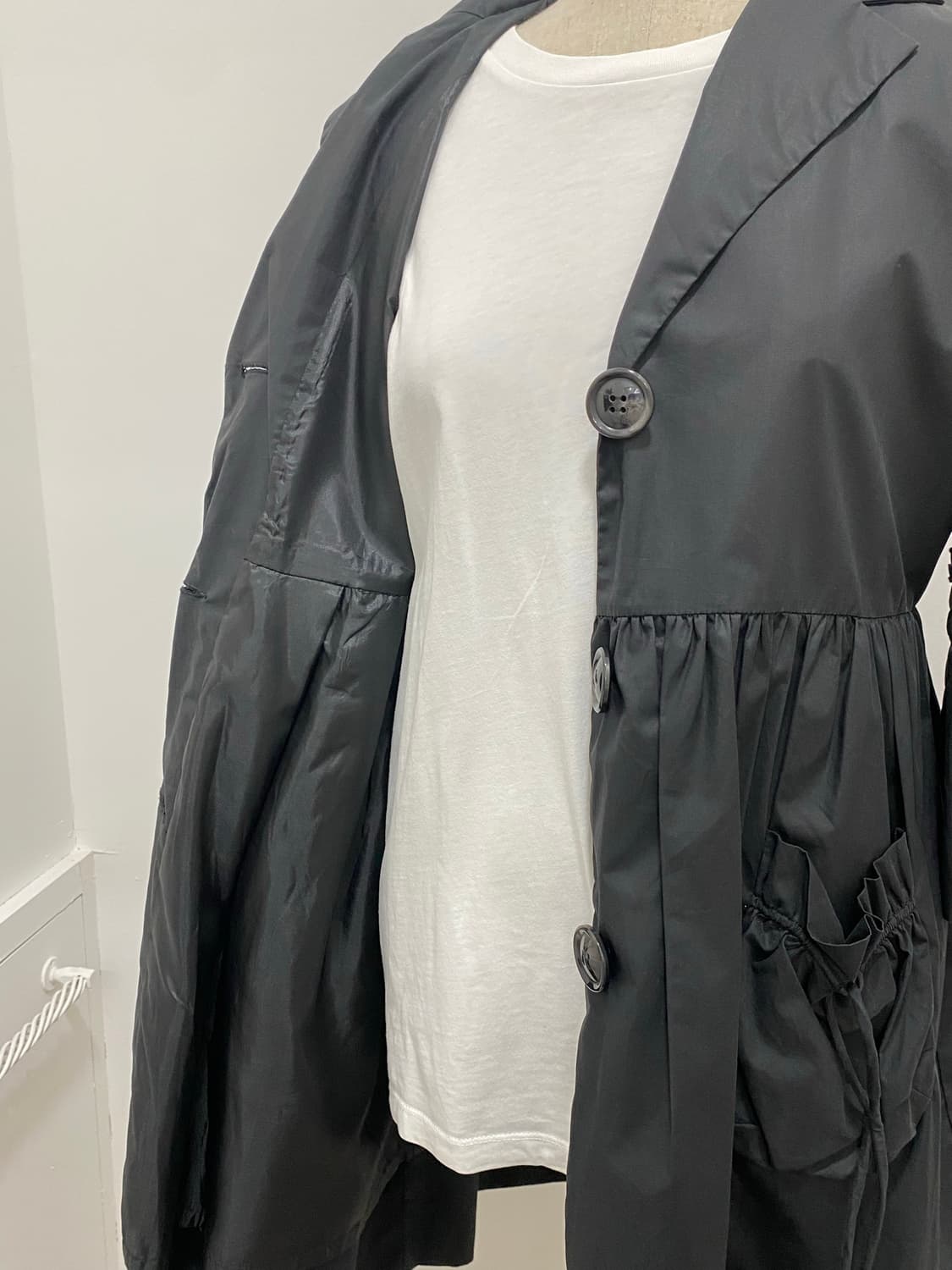 DKNY 블랙 프릴 자켓 상품이미지5