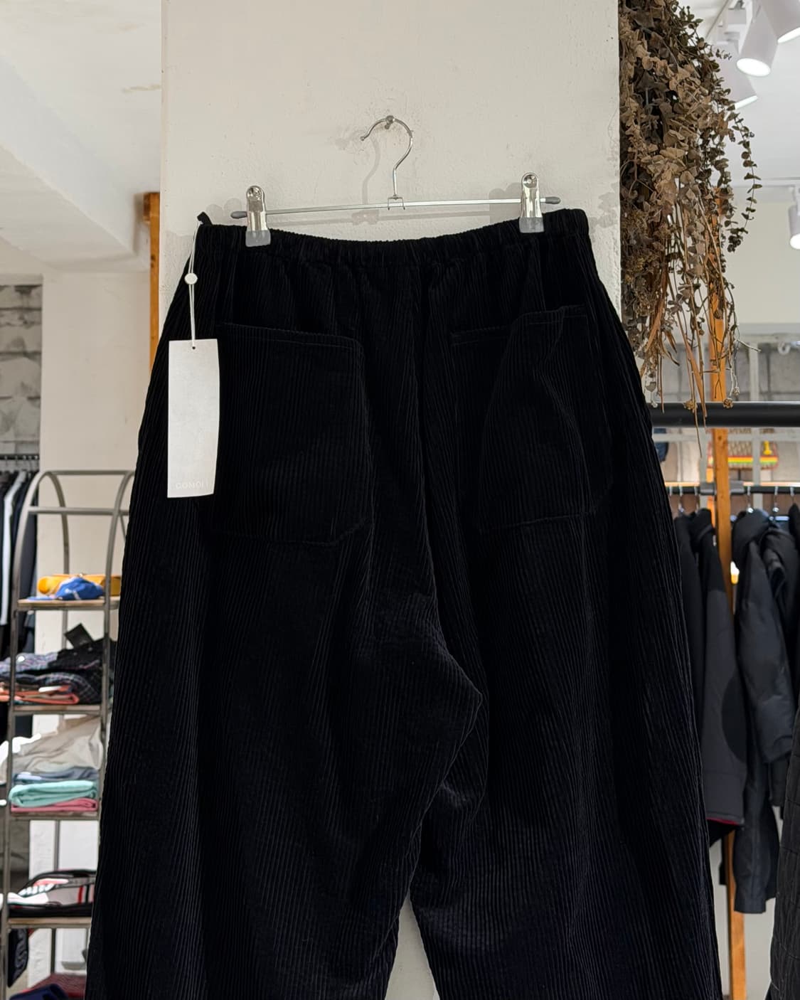 코모리 블랙 코듀로이 밴딩 와이드 팬츠 상품이미지5
