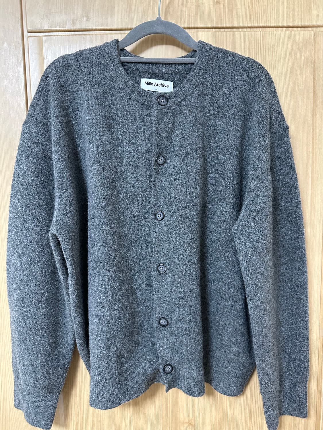 밀로 아카이브 크롭 무브 가디건 차콜 상품이미지1