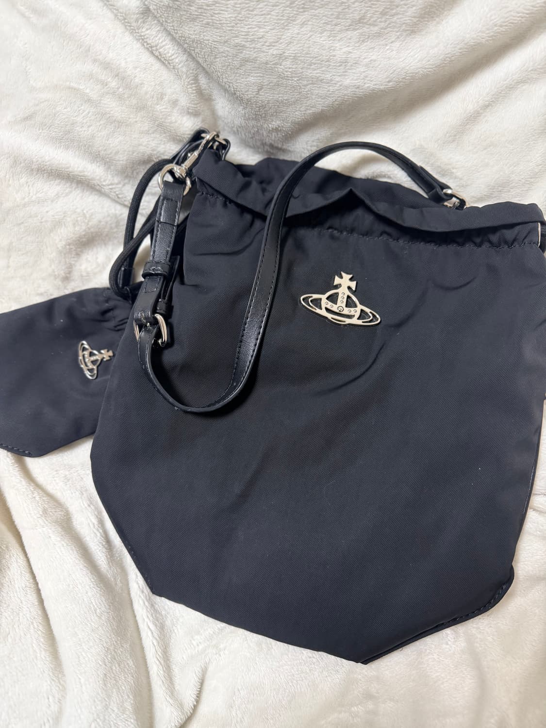 비비안웨스트우드 리나일론 버킷백 드로스트링 블랙  상품이미지1