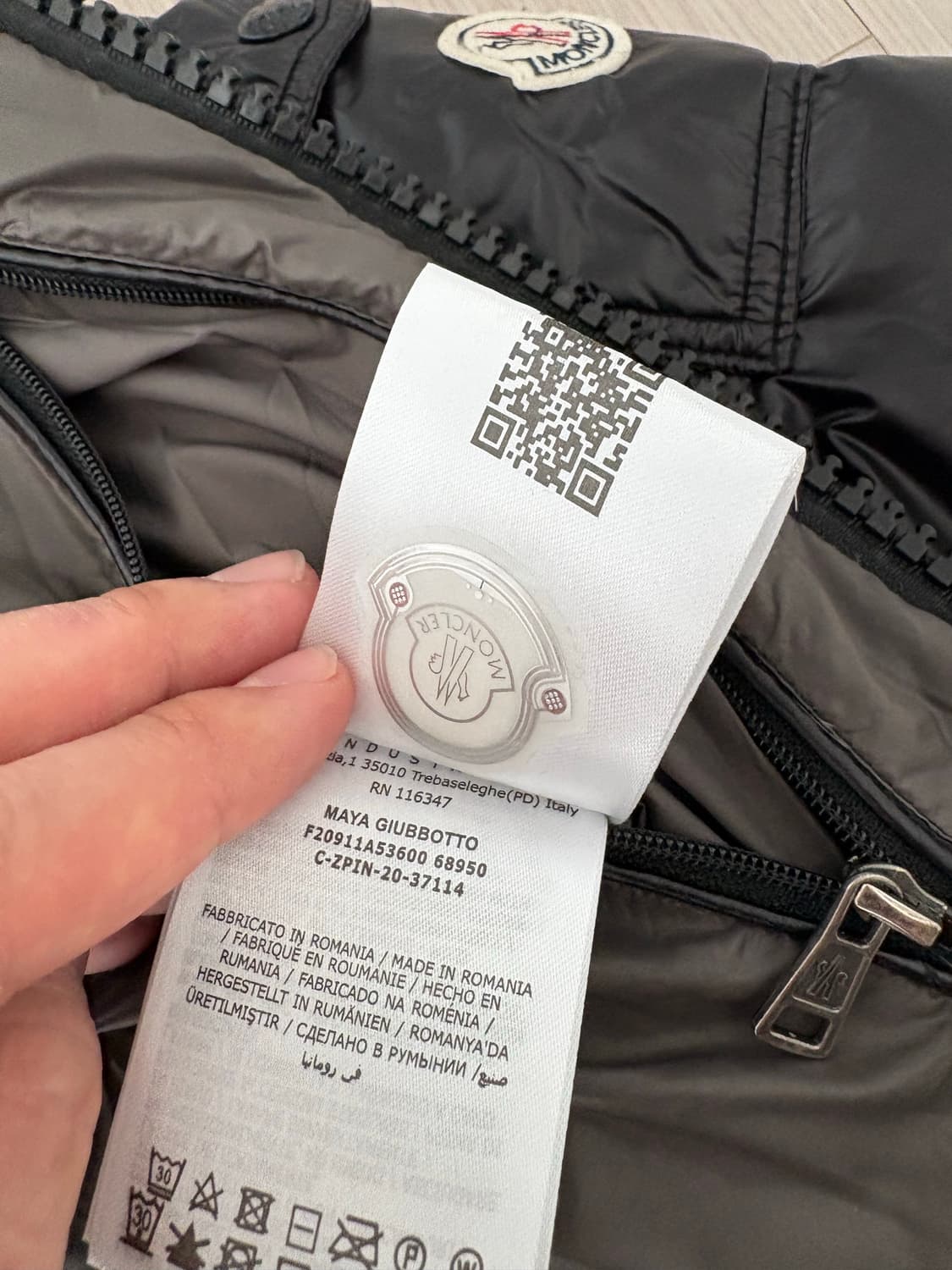 (급처)몽클레어 마야 다운 패딩 자켓 유광 블랙 2사이즈 상품이미지8