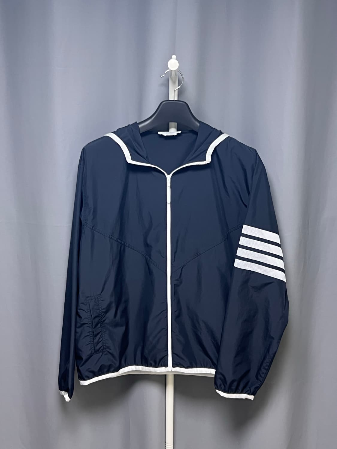 [정품] 2 톰브라운 립스탑 사선 바람막이 네이비 상품이미지1