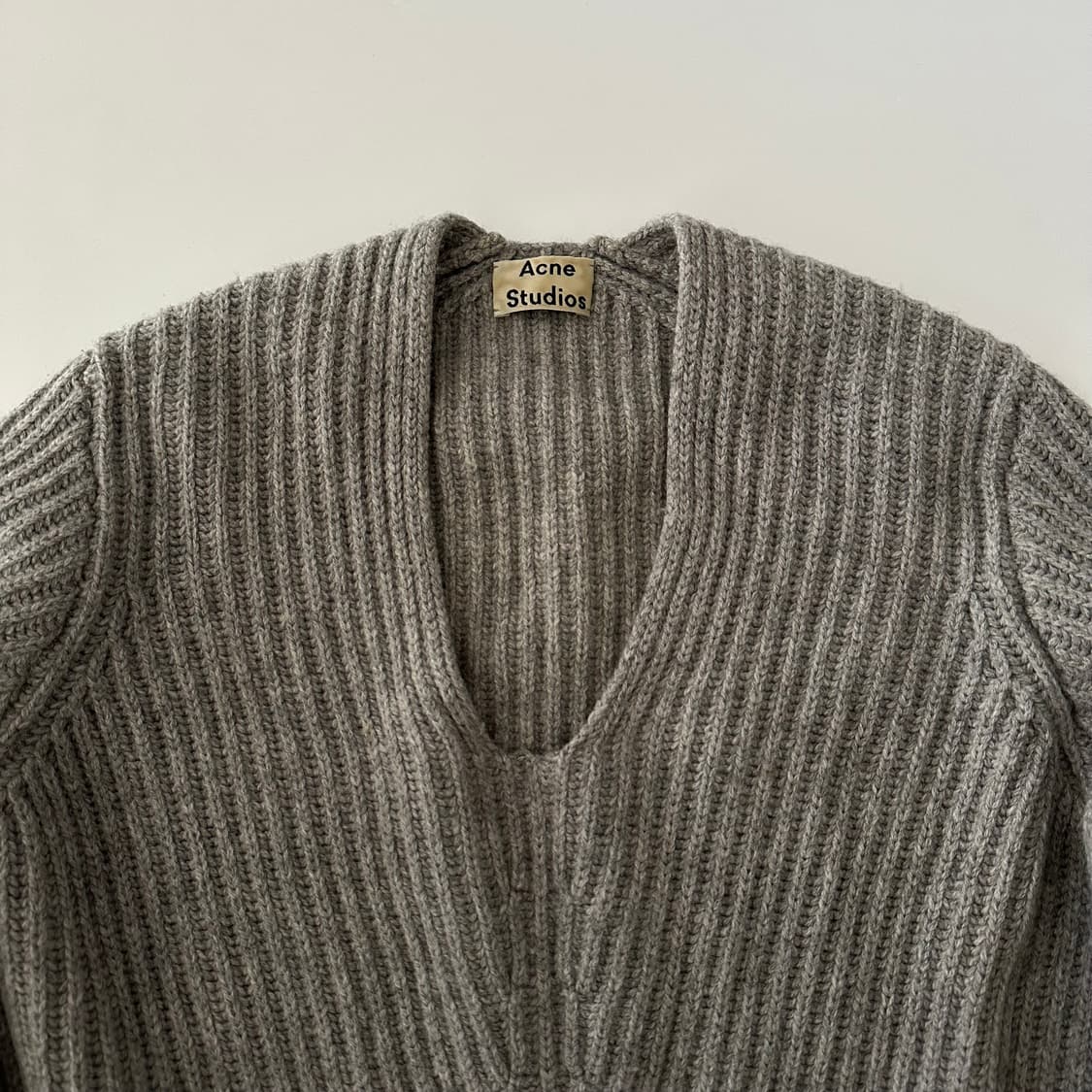 아크네스튜디오 acne studios 브이넥 니트 스웨터 상품이미지3