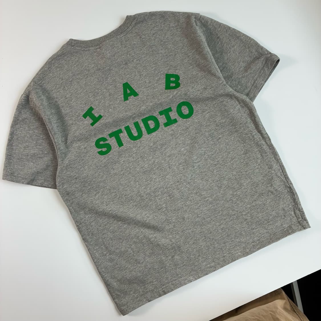 IAB studio  아이앱 스튜디오 스펠아웃 그레이 반팔 티셔츠  상품이미지1