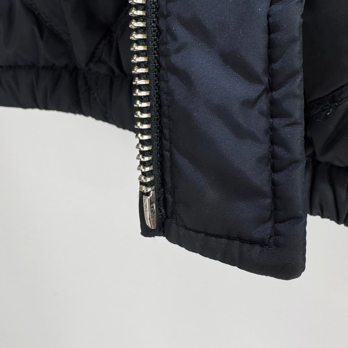 [50사이즈] 프라다 퀼팅 패딩 자켓 네이비 (SGN460) 상품이미지10