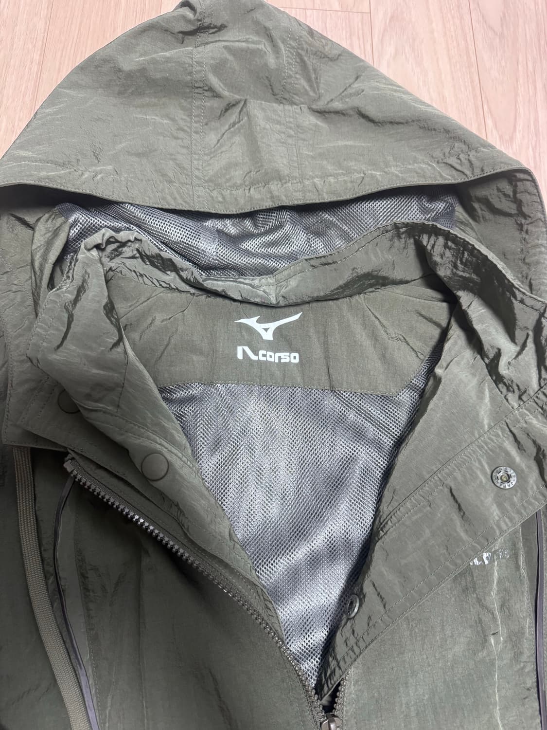 일꼬르소X미즈노 인시전 디태처블 윈드브레이커 카키 상품이미지7