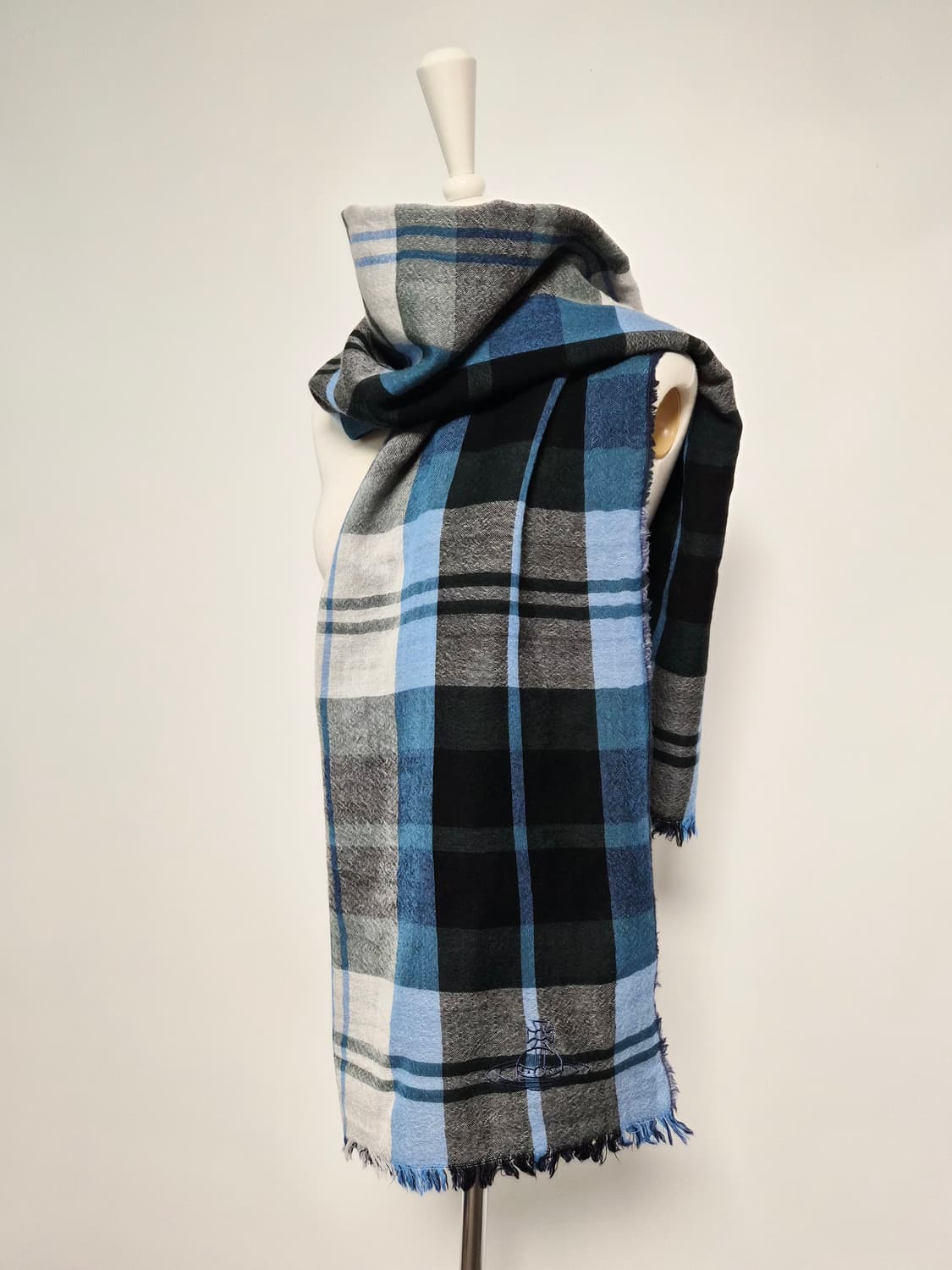 (새상품)비비안웨스트우드 네이비 체크 숄 머플러  상품이미지3