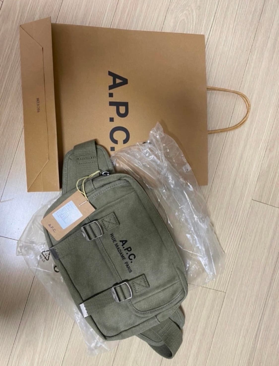 A.P.C. 힙색 크로스백 상품이미지1