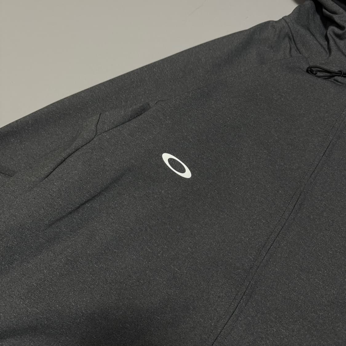 오클리(OAKLEY) 차콜컬러 인핸스 그리드 폴리에스터 후드 윈드브레이커 상품이미지5