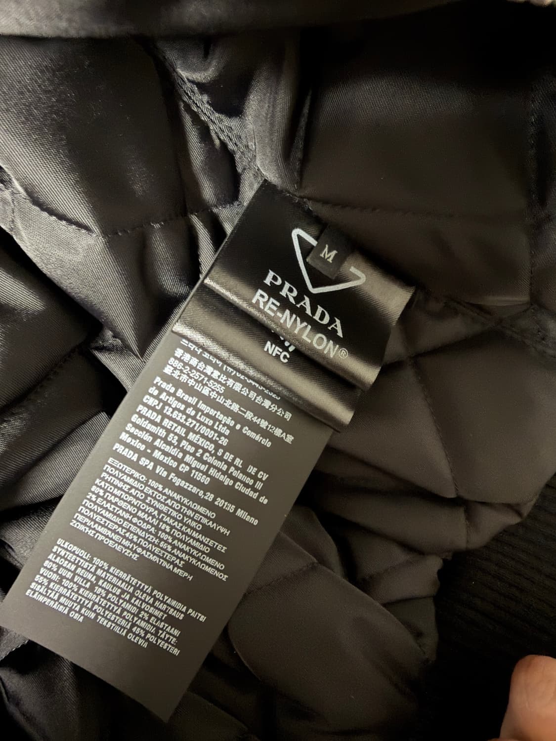 프라다 25SS 리나일론 봄버 M 상품이미지7