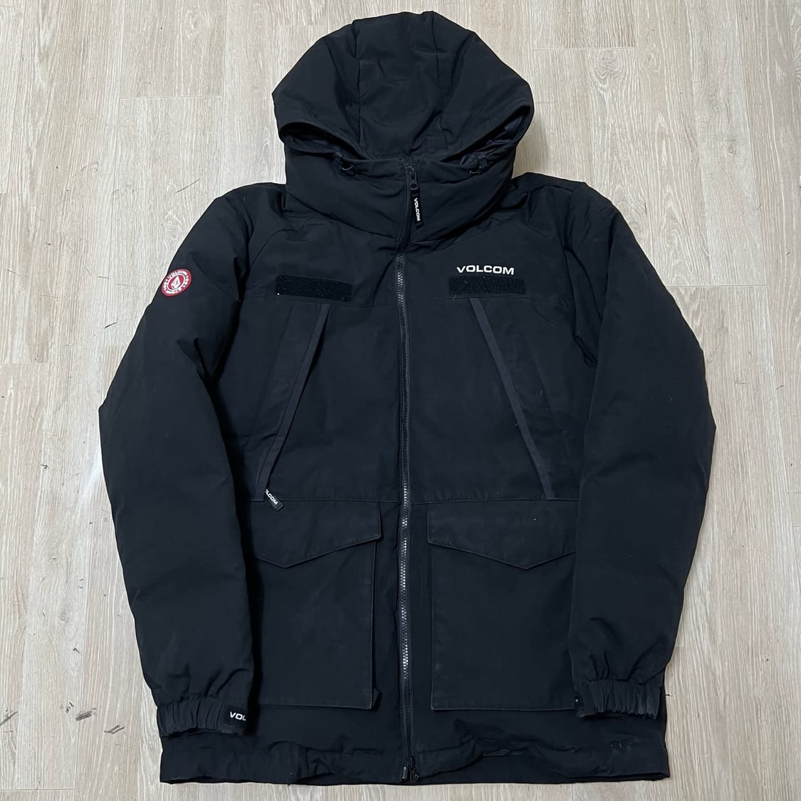 볼컴 남성 로고 와펜 덕다운 후드 패딩 XL/105  상품이미지1