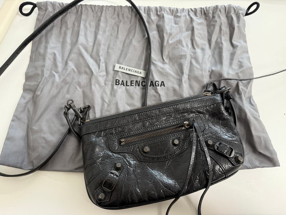 정품 발렌시아가 45% 할인가 르 시티 파우치 온 스트랩 (미니백) 상품이미지1