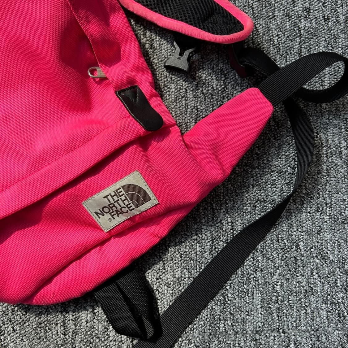 노스페이스 핑크 슬링백 상품이미지3