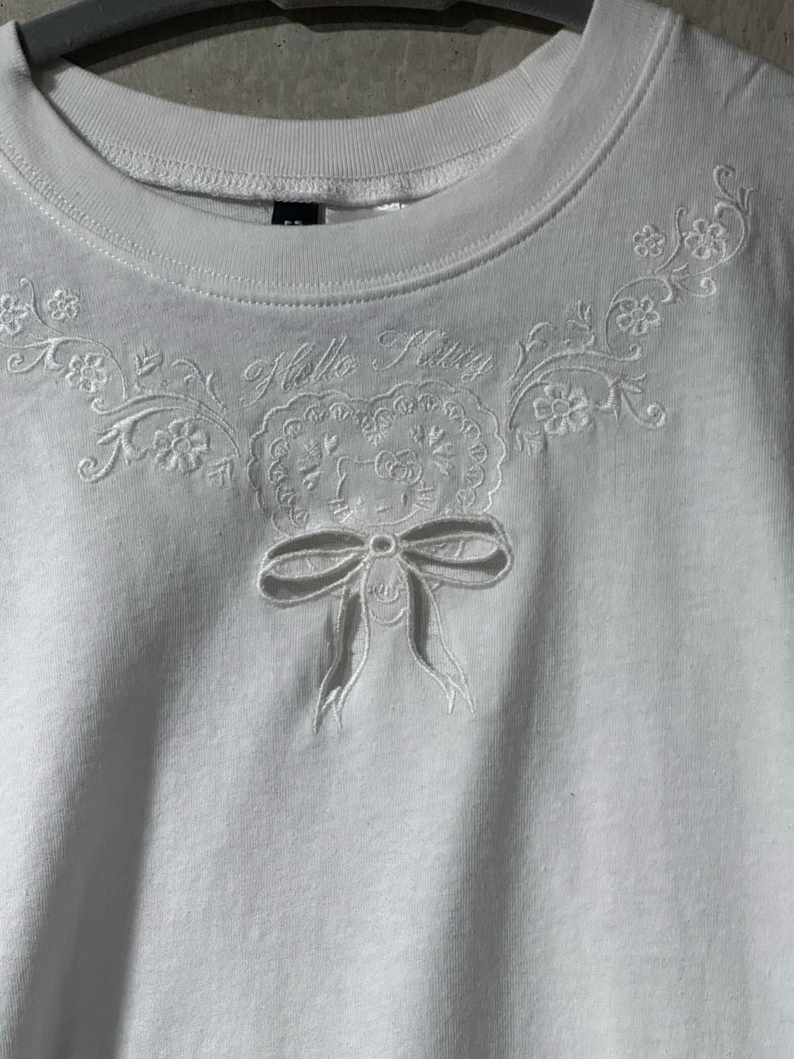 H&M 헬로키티 자수 반팔 티셔츠 상품이미지2