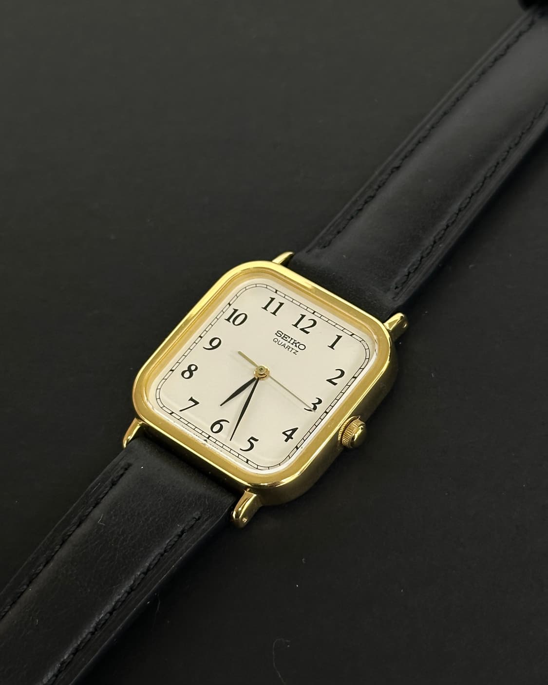 세이코 탱크 골드 베젤 쿼츠 시계 상품이미지4
