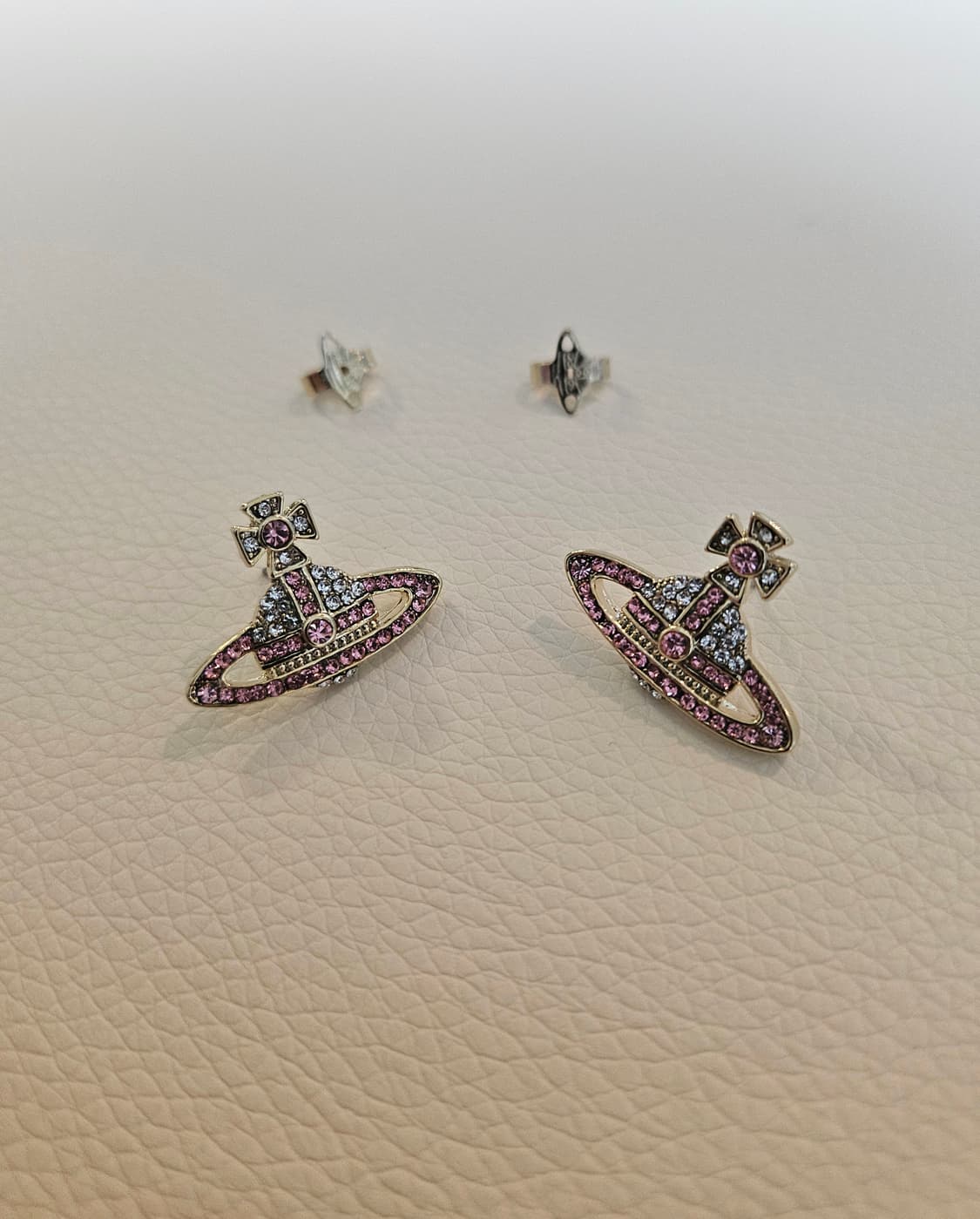 비비안웨스트우드 업사이클링 핑크큐빅 귀걸이 상품이미지3