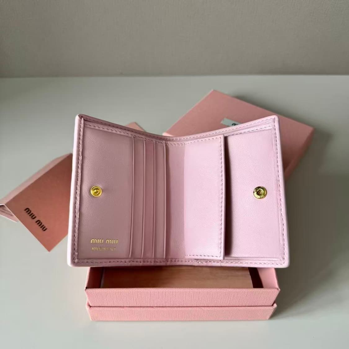 미우 미우 마테라쎄 나파 레더 카드 반지갑 알라바스터 핑크 상품이미지5