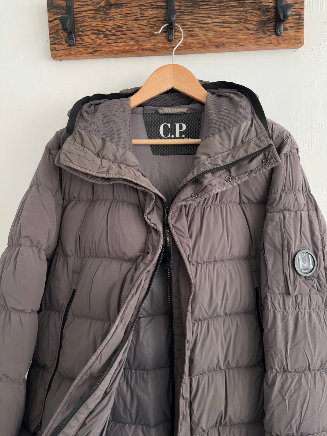 CP 컴퍼니 덕다운 와펜 롱패딩 상품이미지2