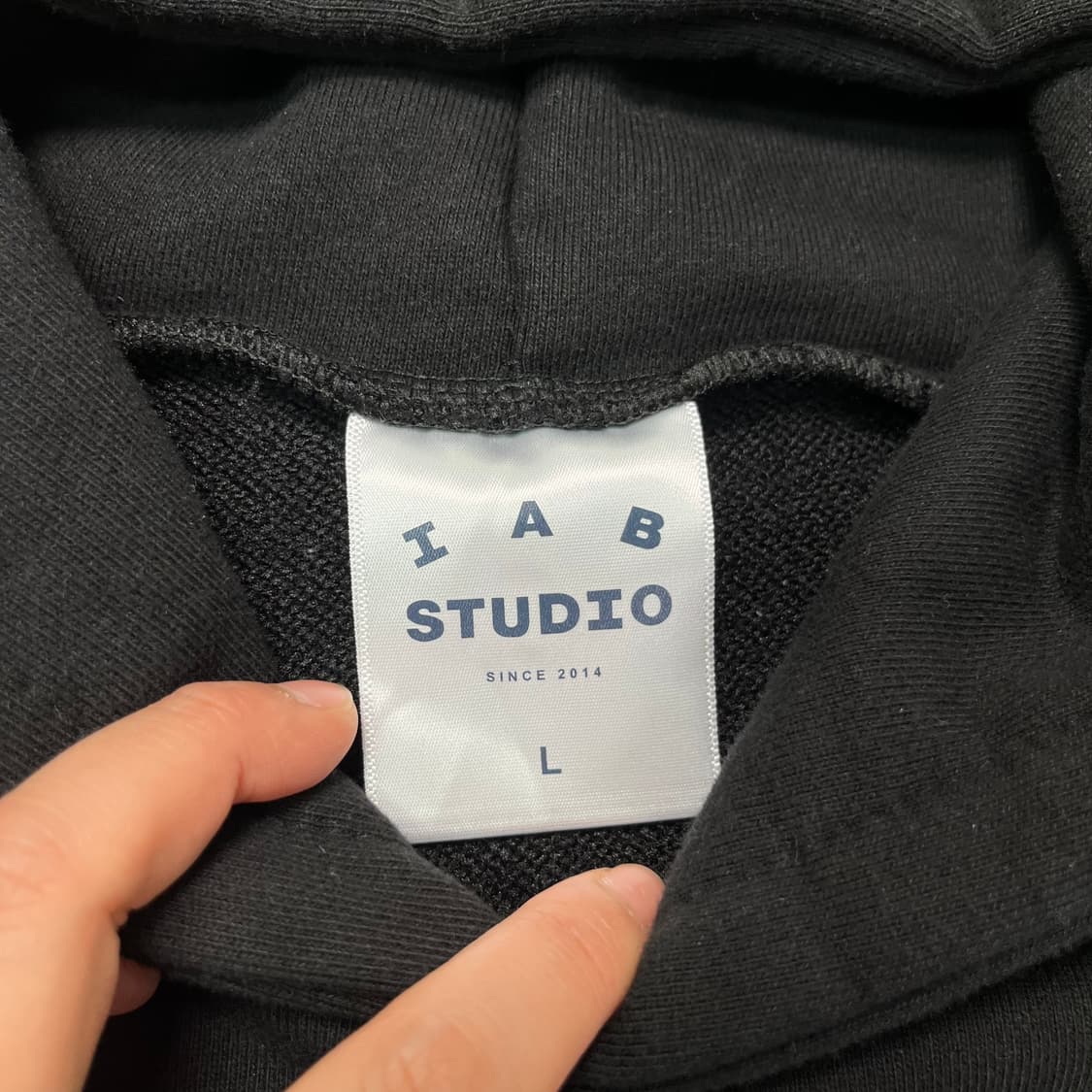 110 아이앱 스튜디오 블랙 후드티 상품이미지4