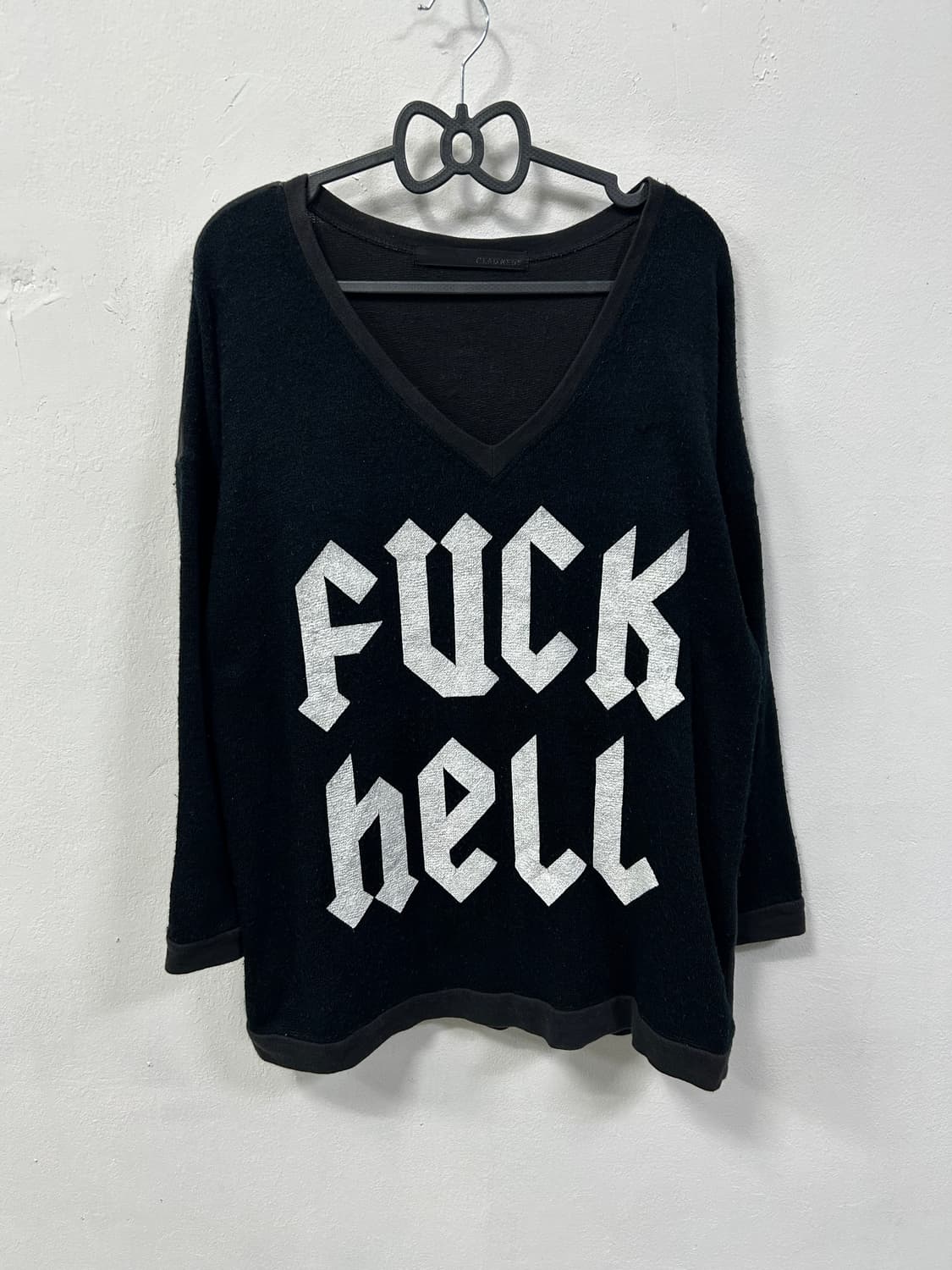 [GLAD NEWS] 글래드 뉴스 스컬 스터드 원숄더 롱슬리브 상품이미지3