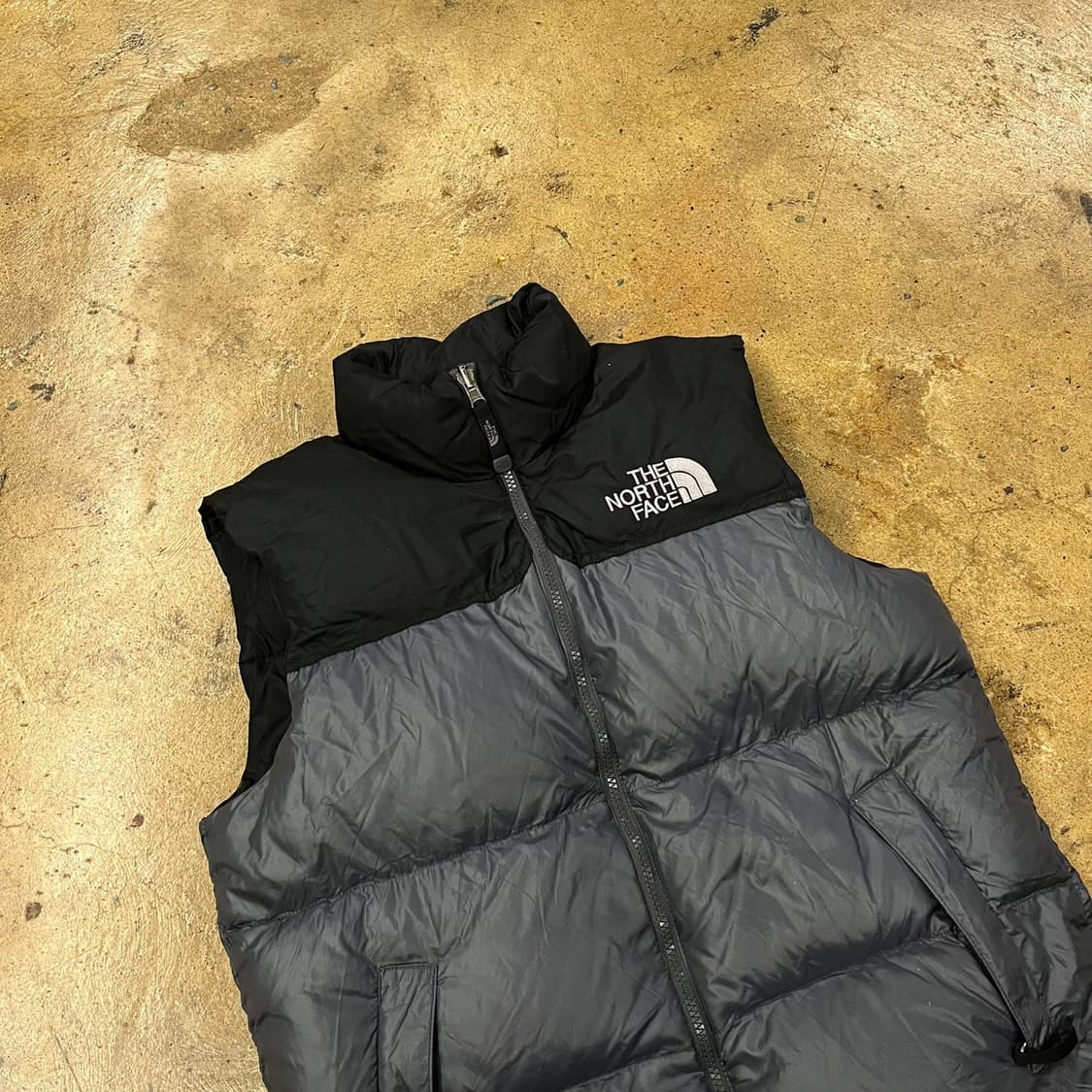 노스페이스 그레이 블랙 눕시 패딩 조끼  상품이미지1