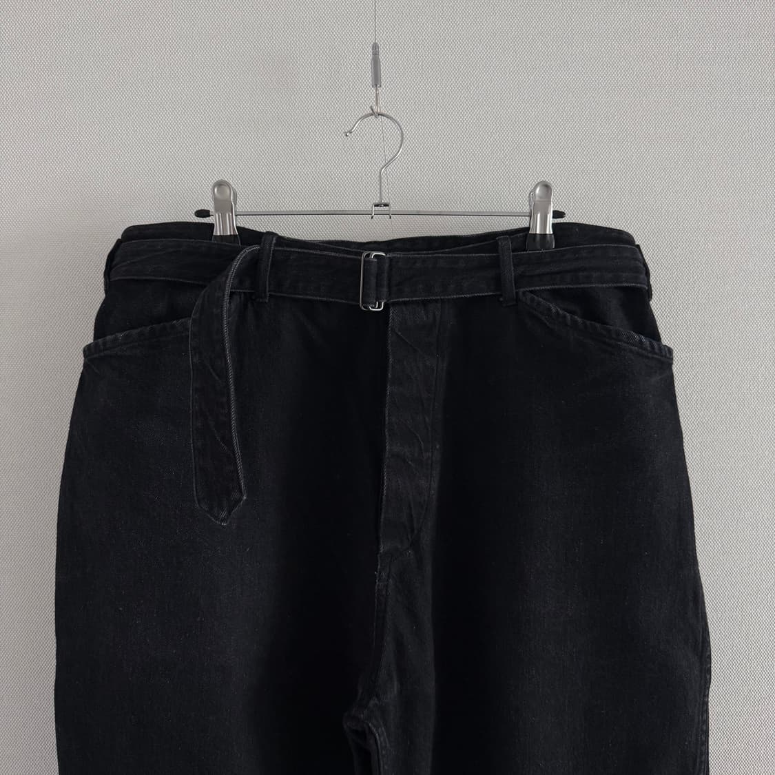 [4]코모리 벨티드 데님 블랙 상품이미지3