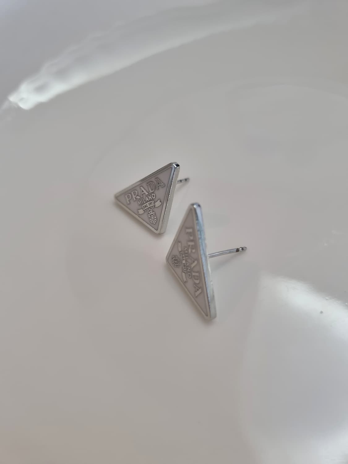 프라다 업사이클링 삼각로고 미니 귀걸이 화이트 상품이미지3