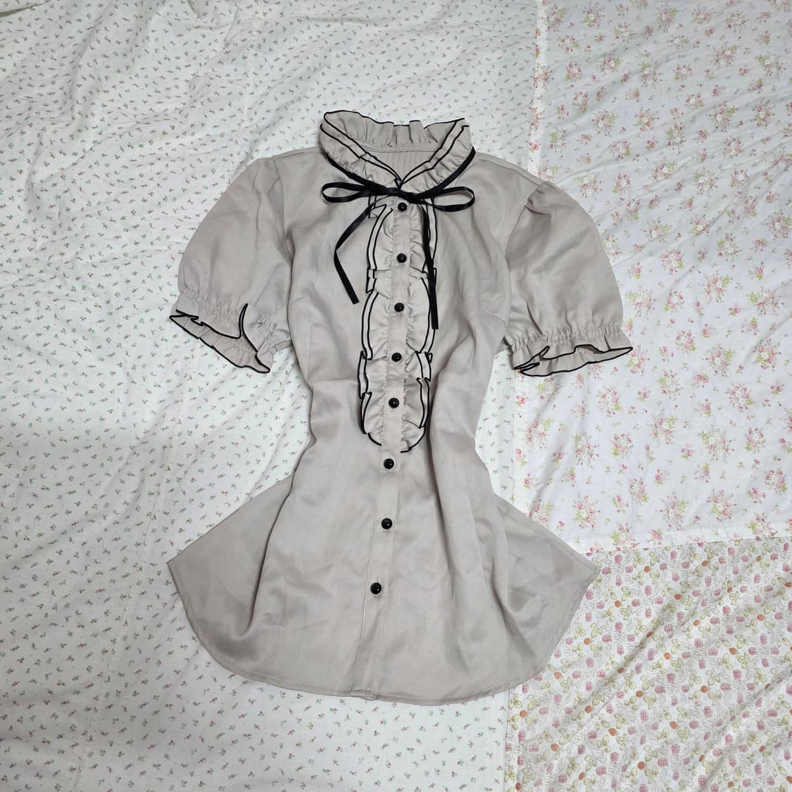 긱시크 프릴 반팔 리본 고딕 공겜여주 블라우스
갸루일브히메갸루 상품이미지1