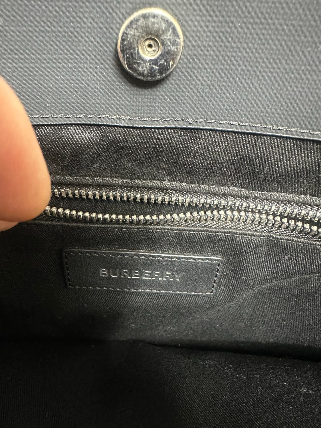 버버리 로고 그래픽 런던 체크 토트백 상품이미지2