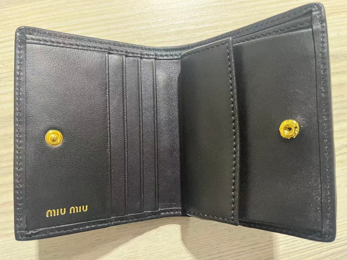 미우 미우 마테라쎄 나파 레더 카드 반지갑 블랙 상품이미지3