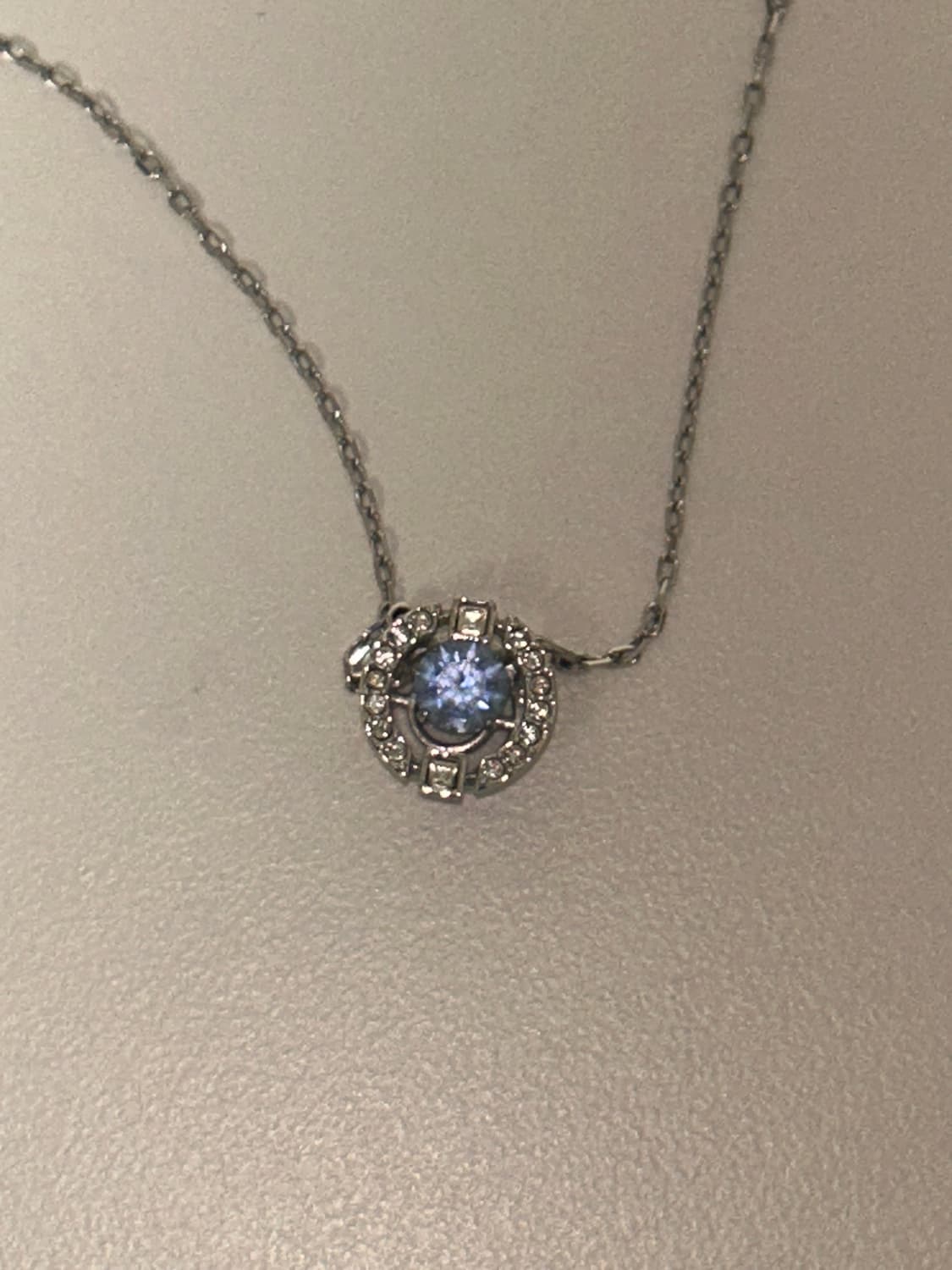 스와로브스키 Una 로듐 블루 라운드 댄싱스톤 목걸이 상품이미지3