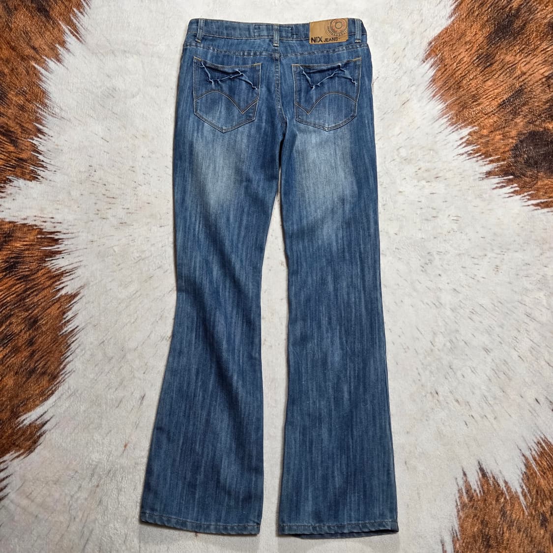 백 포켓 자수 로우라이즈 부츠컷 데님 팬츠 상품이미지1