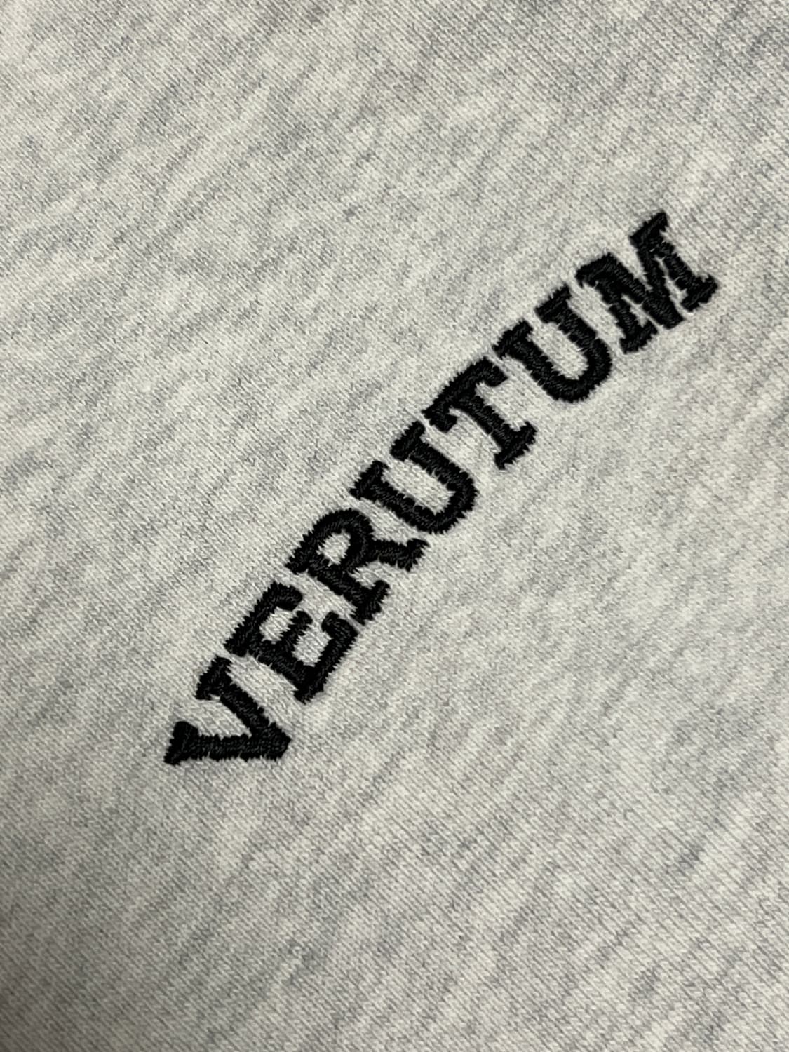 VERUTUM 베루툼 자수 스몰로고 맨투맨 L 멜란지 그레이 상품이미지3