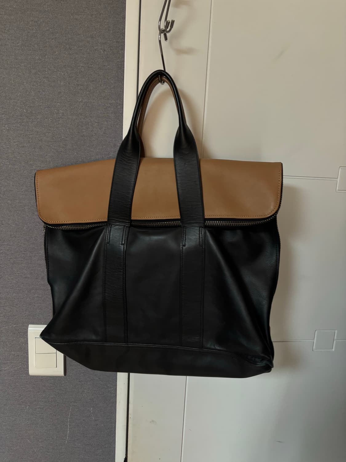 3.1 필립림 레더 아워백 블랙 카멜 상품이미지1